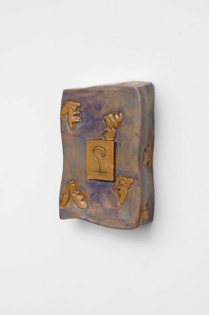 Naissance d'une fougère, Amandine Maas, argile et émail, 25,5 x 17 x 5,5 cm, 2022 - Photo Aurélien Mole. GALERIE CHLOE SALGADO