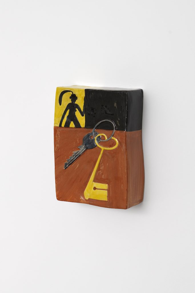 Nature morte (Ciao !), Amandine Maas, argile et émail, 26 x 18,5 x 9 cm, 2023 - Photo Aurélien Mole. GALERIE CHLOE SALGADO
