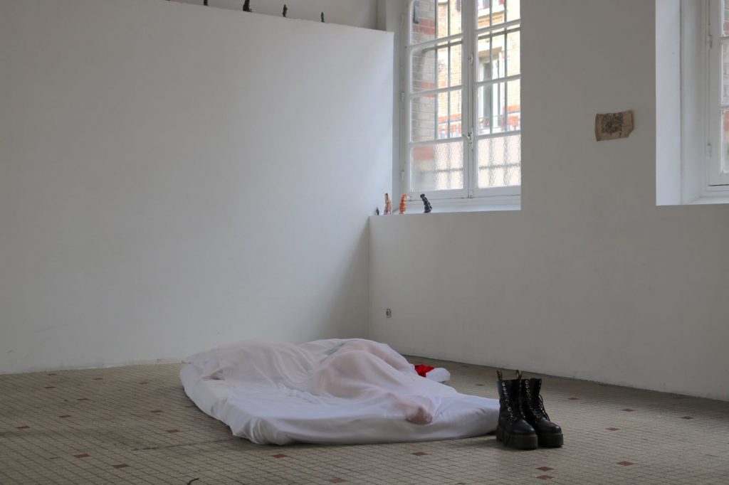 L. Camus-Govoroff - You Make me Safe, 2021, performance dans le cadre de l’exposition collective Des soleils encore Verts, DOC! © Thomas Maestro