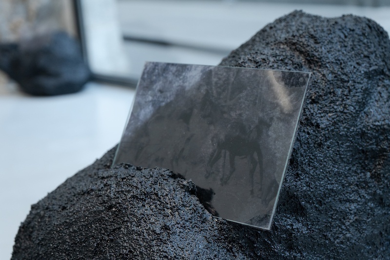 Exposition Dounia Chemsseddoha et Lisa Hoffmann, Dans leurs mains, sous nos yeux, KOMMET Lyon - Photo - Crédit Lucas Zambon