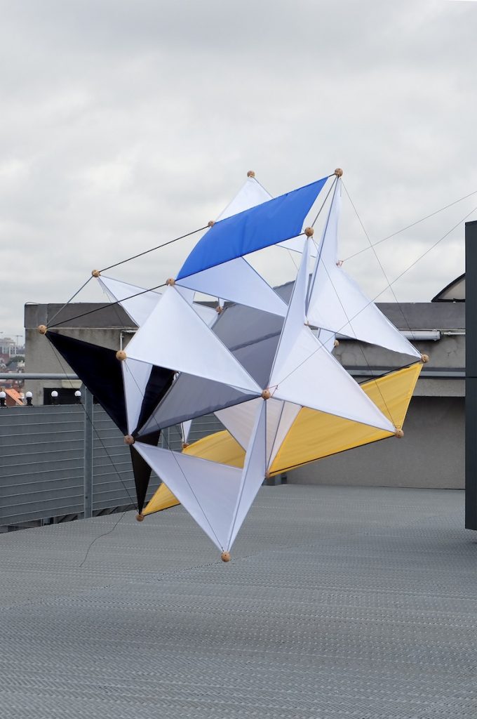 Ronan Lecreurer, over the line III
art book fair, wiels museum, brussels (belgium) october 2017
invited by editions la houle
photos © chloé lécrivain, marie lécrivain
_
over the line
a series of performances modular flying sculptures various dimensions 2015-21