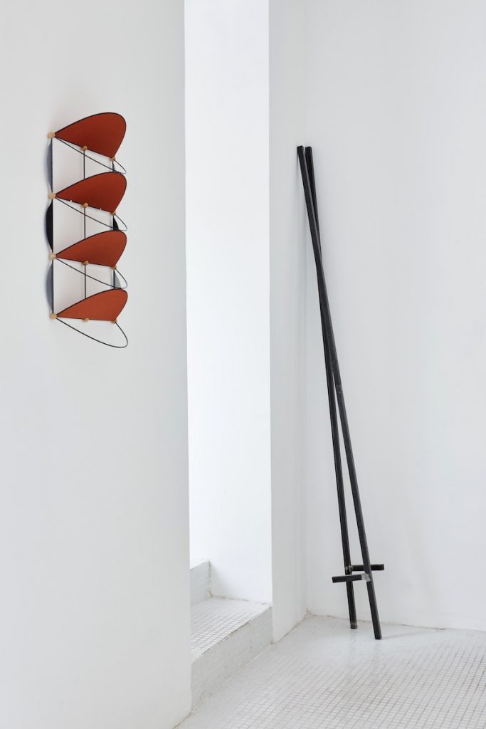 Ronan Lecreurer, fractés 15.10.b
Légendes
carbon sticks, fabric, beech balls, spinnaker, cardboard, rope 64 × 34 × 14 cm, 2021
from a—b
la traverse - catherine bastide, marseille (fr) july 2021
curated by théophile calot
photos © jean-christophe lett