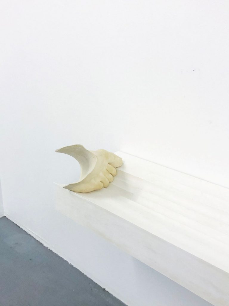 Élisa Florimond - Traîner un pied, 2022, 25 x 10 x 120 cm. plâtre, stuc pierre © Élisa Florimond