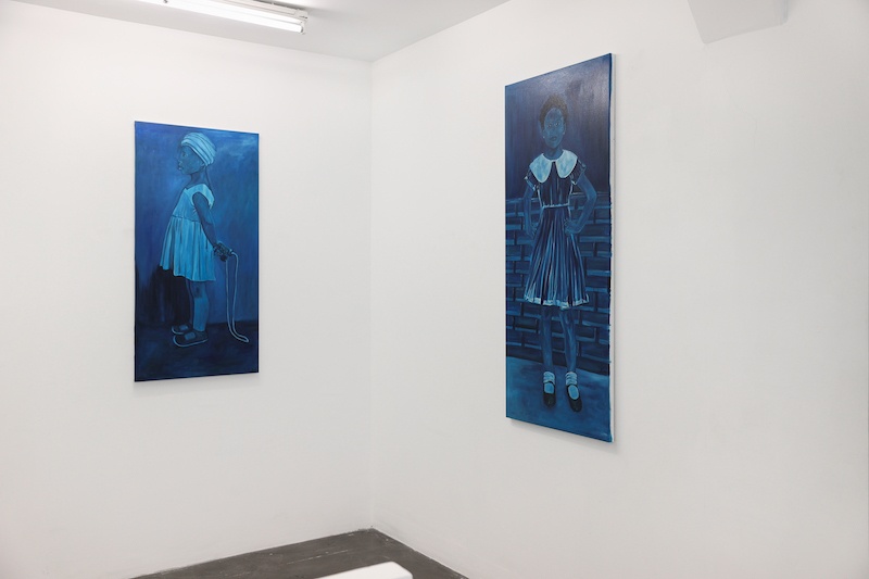 Vue d'exposition, Awanle Ayiboro : The Abandoned Playground, Galerie Mathilde Le Coz, Paris – Photo Louise Conesa