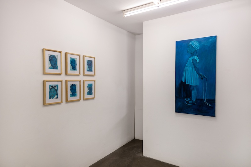 Vue d'exposition, Awanle Ayiboro : The Abandoned Playground, Galerie Mathilde Le Coz, Paris – Photo Louise Conesa