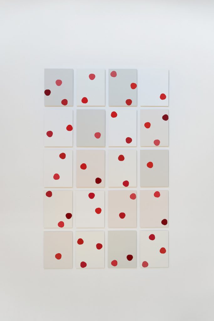 Antoine Duchenet, Élégie rouge [polyptyque], 2023, peinture alkyde acrylique sur papier toilé monté sur dibond, châssis aluminium. Dimensions : 20 x 49 x 64 cm. Photographie Mathieu Lion