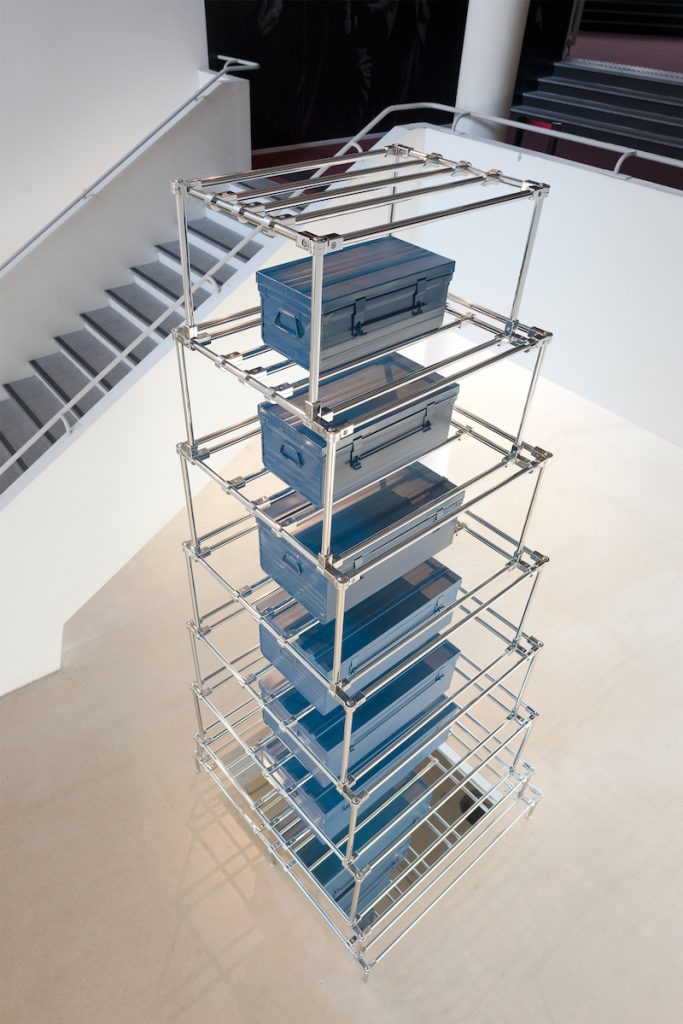 Antoine Duchenet, Jacob's ladder [INTARSIA V], 2023, sélection d’objets sur structure tubulaire (sur-mesure) en acier chromé. Photographie Mathieu Lion
