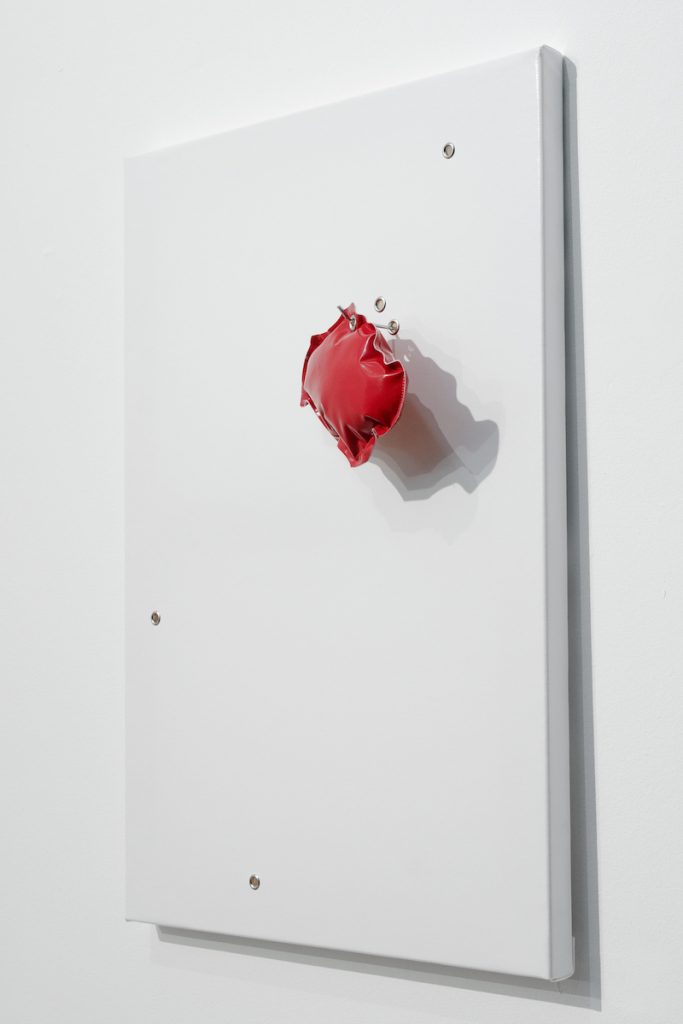 Antoine Duchenet, La pose du paquet dans le ciel (version 2), 2023, toile cirée blanche montée sur châssis bois, œillets, tige métallique et forme extraite de la série des Lazy Stars. Photographie Mathieu Lion