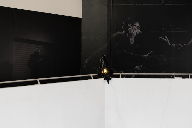 Antoine Duchenet, Sentinelle D., 2023, toile cirée cousue main, ouate, œillets, luminaire sur minuterie. Dimensions variables. Photographie Mathieu Lion