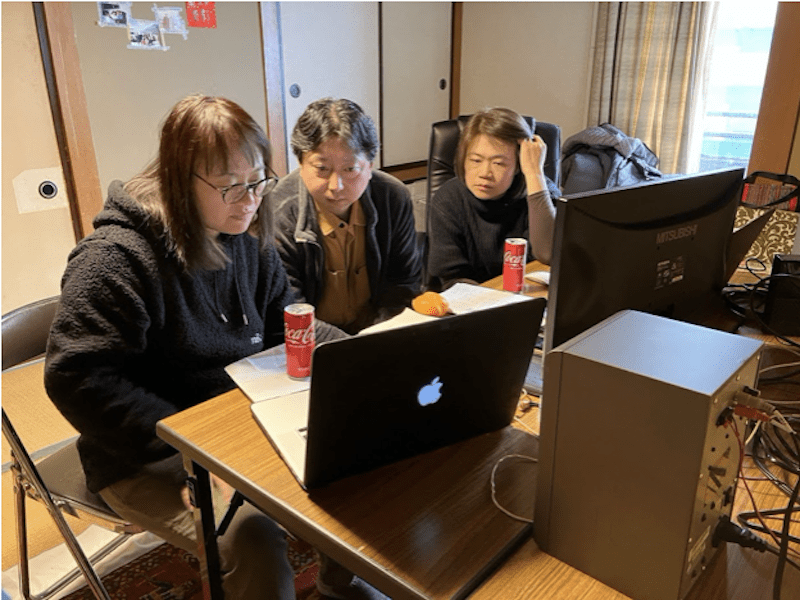 Les cinéastes taïwanaises Sayun Simung et Lin I-Chu avec le mentor japonais Takeshi Hata.