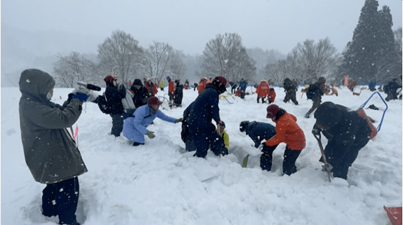 Le concours de déblayage de neige à Hijiori Onsen.