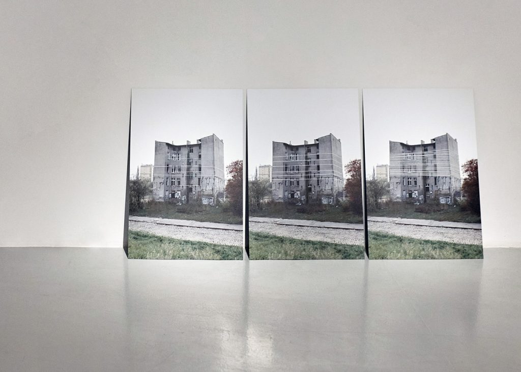 Aurélie Pertusot, The last bulding, 2023. Photographie tissée, triptique, 50 x 70 cm x 3, impression sur dibond percé, fil - photo Daria Szczygieł