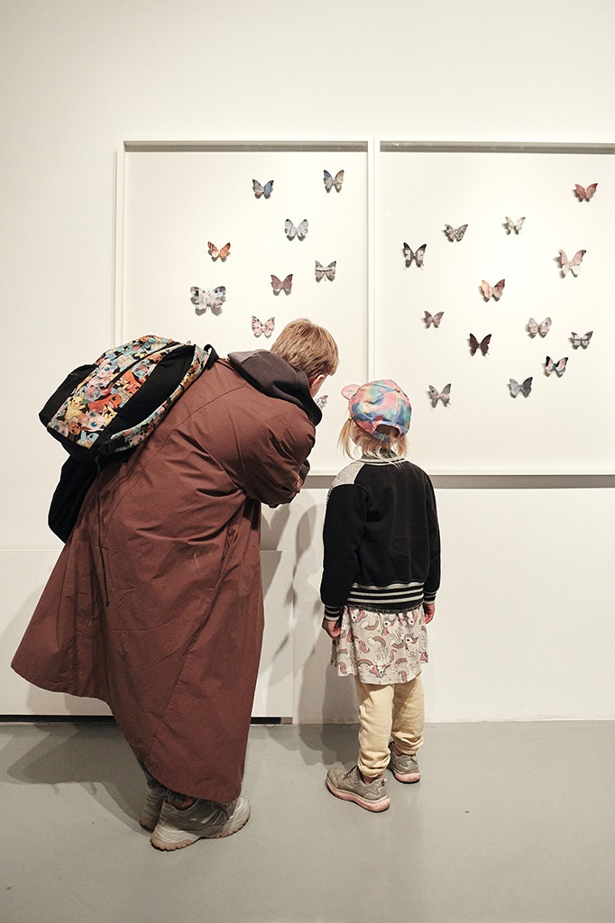 Aurélie Pertusot, Ephemeral memories, 2023. impression sur papier découpé au lazer, cadre bois, 3 x 1 m - photo Daria Szczygieł
