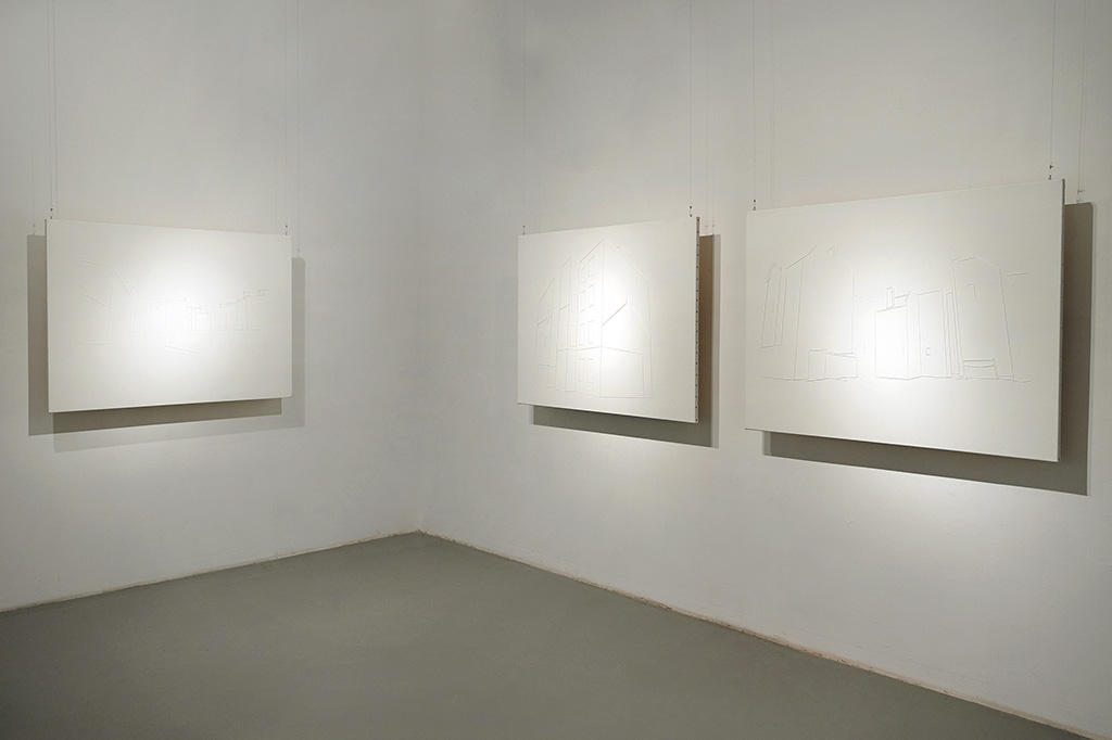 Aurélie Pertusot, Gh-ostalgies, série de dessin cousus, 2023. Fil sur toile, 1x 1.30 m x 5 + 1 x 70 cm x 1m - photo Daria Szczygieł