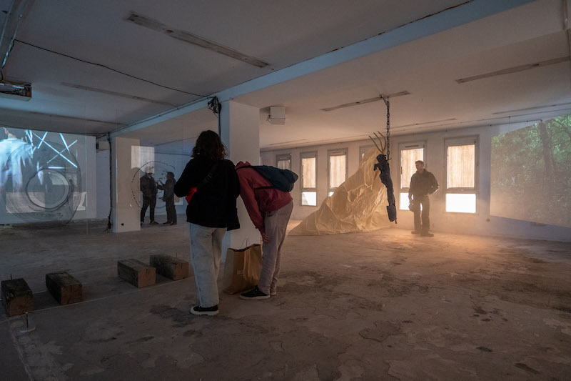 Ece Bal, Ángela Jiménez Durán, Jean-Baptiste Janisset, Ariel Melstrom @ Non Etoile, 2023, credit photo Petro Maleta - Vue exposition Troglodyte Guided Tour