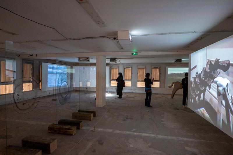 Ece Bal, Marie Sommer, Yannis Ouaked, Julie Coulon @ Non Etoile, 2023, credit photo Petro Maleta - Vue exposition Troglodyte Guided Tour