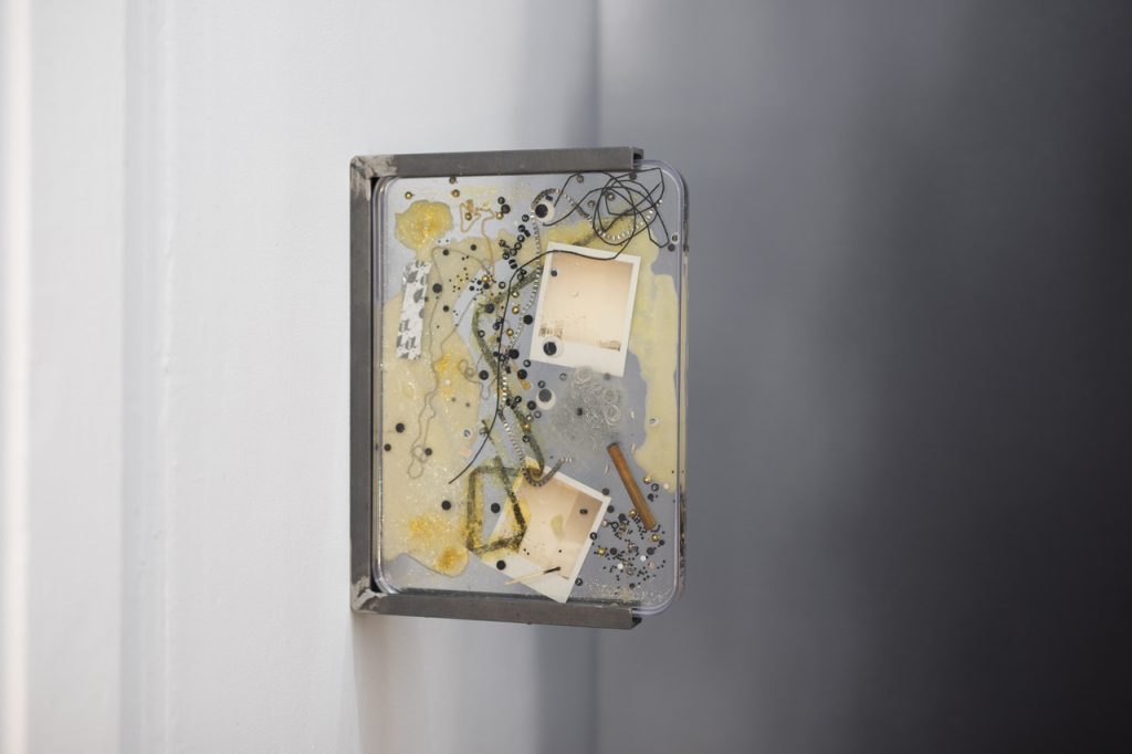 Elisa Pône, INSERT
2023. Matériaux divers, résine d’inclusion et accroches murales profilé acier, 40 x 29 cm