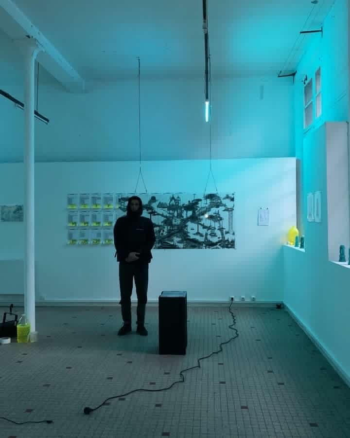 Portrait de Jack Tezam, lors de l’exposition “Expérience Distorsion”, au DOC à Paris (Mai 2023).
