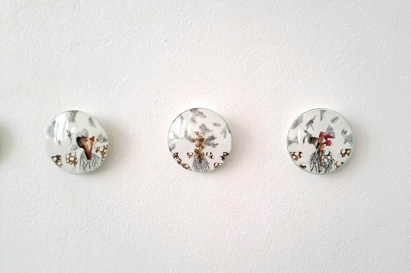 Nathalie Borowski, Satellites - Installation - Dessin sur papier, fleurs, verres. Dim 8cm