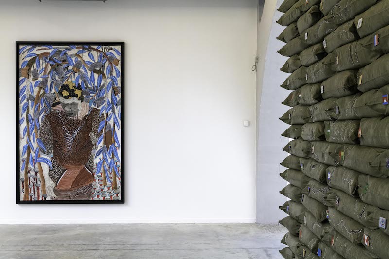 Vue de l'exposition "Destins Communs" - Omar Ba, 2023 | "Shadow 2", 2021 ; huile, acrylique, encre de Chine sur carton - 230 x 149 cm | Collection privée - Courtesy de l’artiste et de la galerie Wilde, Genève © La Kunsthalle Mulhouse - photo : Jean-Jacques Delattre
