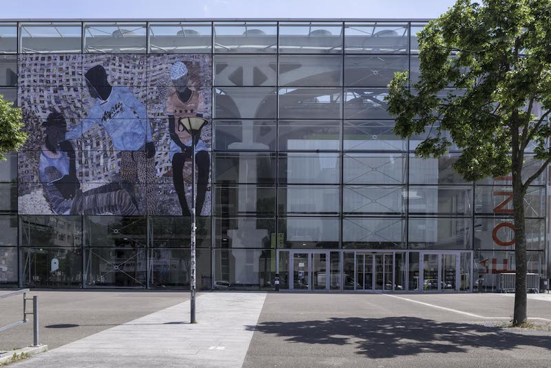 Vue de l'exposition "Destins Communs" - Omar Ba, 2023 | "Droit du Sol - droit de rêver (Right of Soil – Right to Dream) #2", 2022 - Photo de Charles Roussel ; impression sur vinyle ; 11 x 9 m © La Kunsthalle Mulhouse - photo : Jean-Jacques Delattre