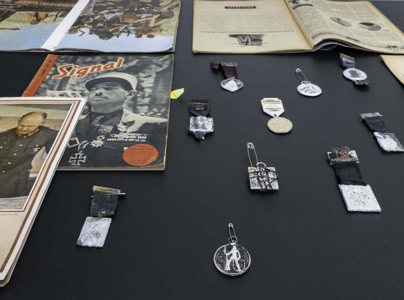 Vue de l'exposition "Destins Communs" - Omar Ba, 2023 | "Laboratoire privé", 2023 ; objets - dimensions variables - Courtesy de l'artiste © La Kunsthalle Mulhouse - photo : Jean-Jacques Delattre