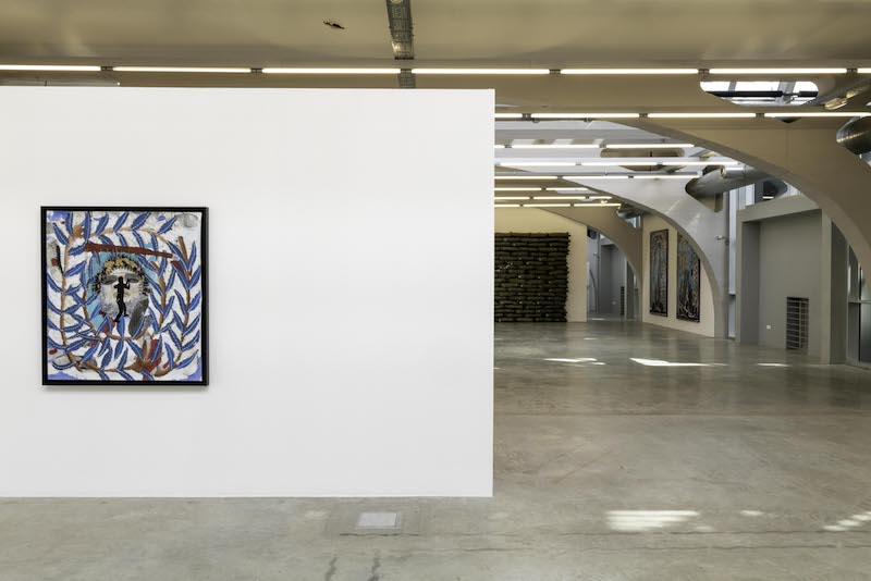Vue de l'exposition "Destins Communs" - Omar Ba, 2023 | Au premier plan : "Quatre faces d’un même problème 1", 2021 ; huile, acrylique, encre de Chine sur toile -116 x 106 cm - Collection privée - Courtesy de l’artiste et de la galerie Wilde, Genève © La Kunsthalle Mulhouse - photo : Jean-Jacques Delattre