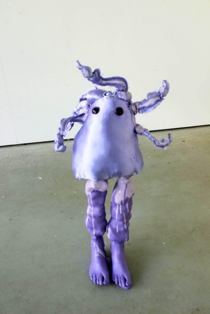 Brontë Scott, Terreur nocturne, 2022, polyester, plâtre et silicone, 30 x 20 x 50 cm