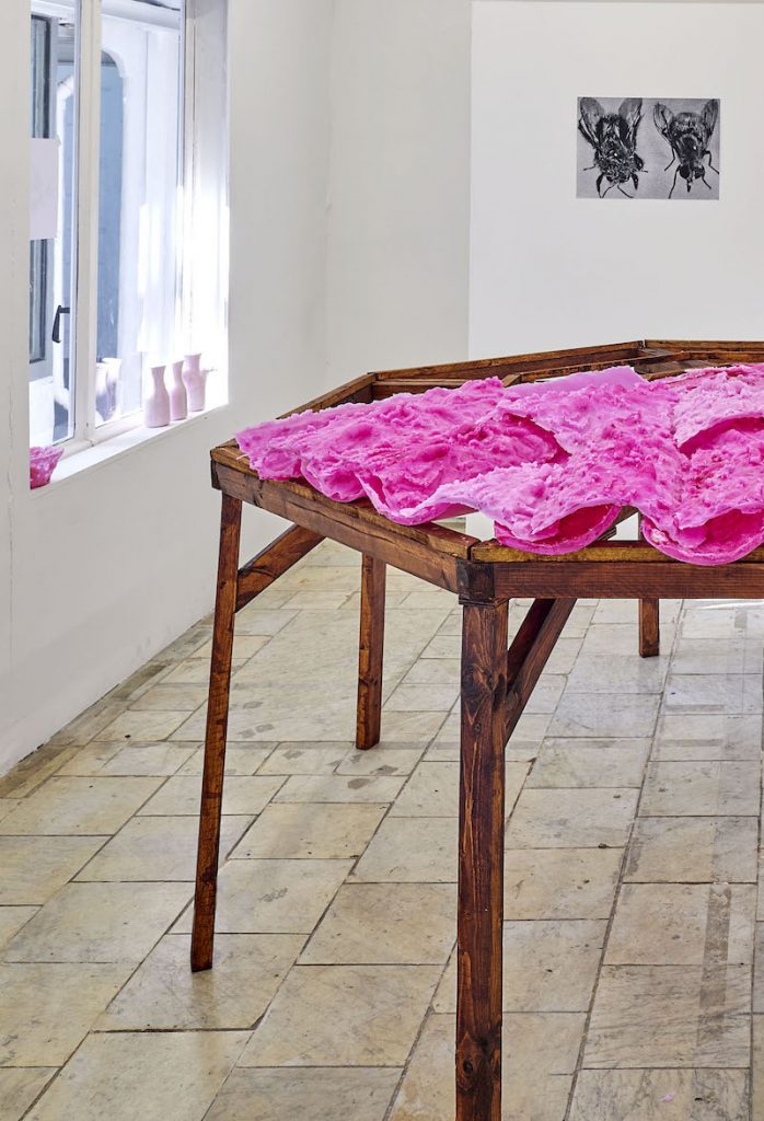 Brontë Scott, Hestia, 2023, sapin, cire, sucre résine époxy, 2.5 x 2.5 x 1.2 m