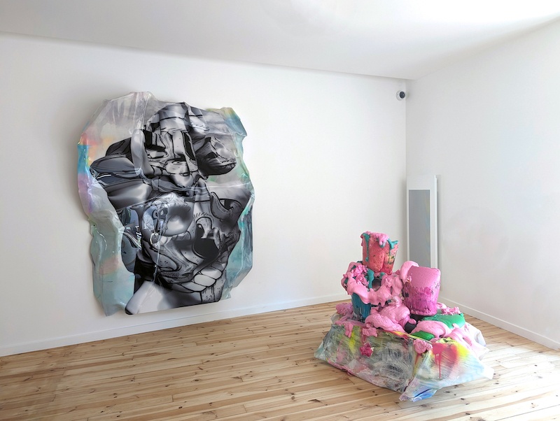 Vue de l’exposition dans le lieu d’art contemporain Aponia (« Sourire Troglodyte »)