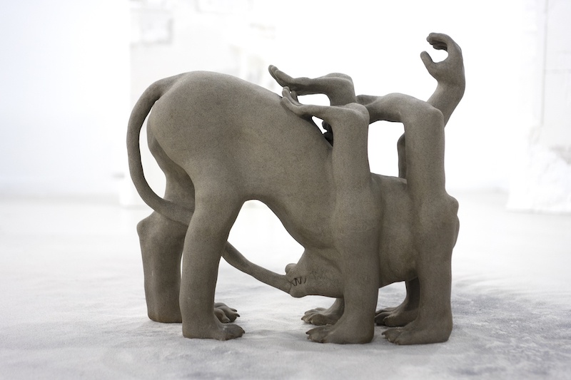 Barbara Leclercq, Poursuivre sa chimère, Chien, 2022. Grès céramique, 46 x 50 x 18 cm. Courtesy artiste