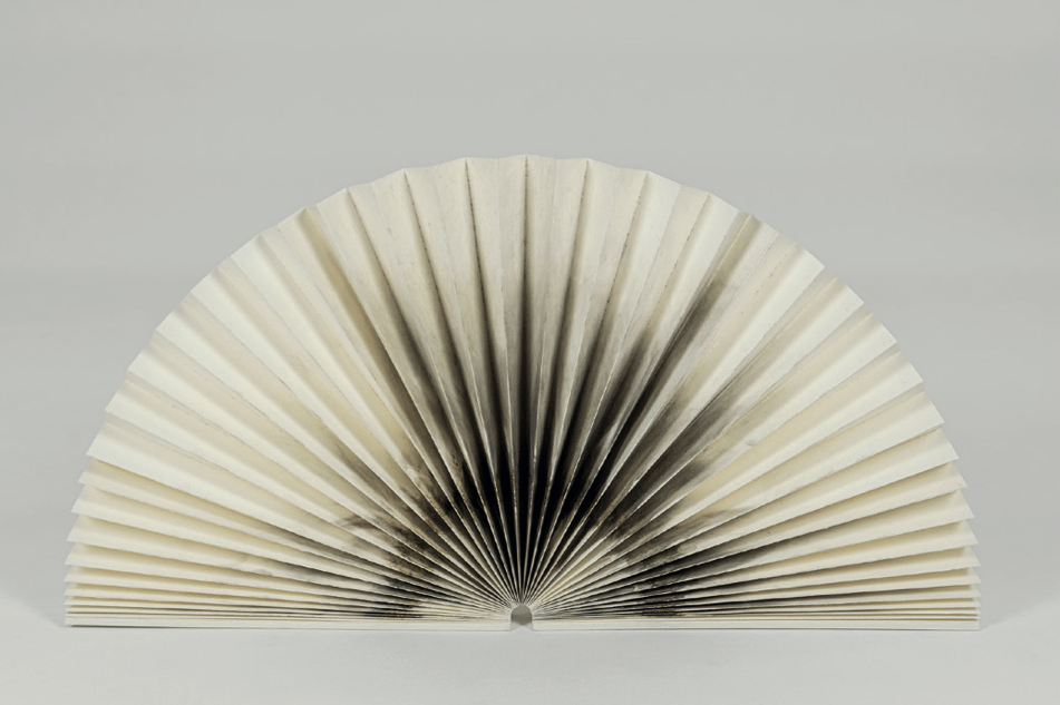 Éventail, 2021. Fumée et pigment sur éventail, 32 x 7 x 3,5 cm Villa Zito, Fondazione Sicilia © Studio Jean Boghossian