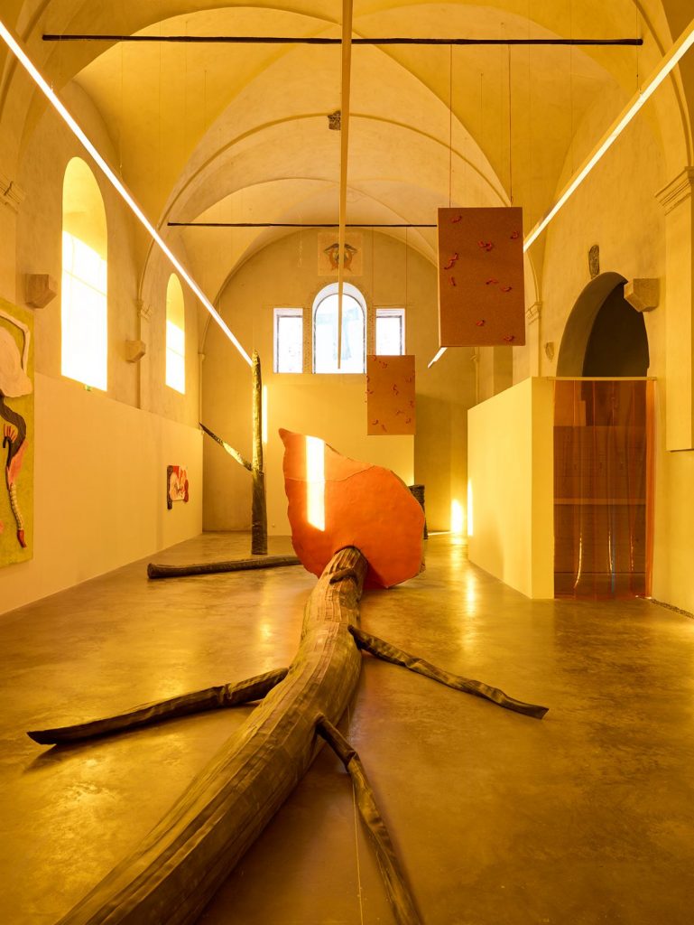Vue de l'exposition SOLṢ, Charlie Malgat, 2023. Production : Centre d'art contemporain Les Capucins, ville d'Embrun. Photo : f.deladerrière