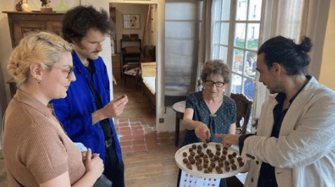 Partage de Croque-fruits pour vernissage dans l’appartement de Jacques Prévert avec, de
gauche à droite, Sandra Barré (critique d’art), Vincent Bourdet, Irène Itkine (fille et nièce
des cofondateurs de Croque-fruits), Quentin Derouet.