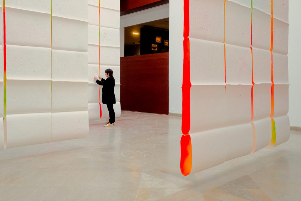 Dominique De Beir, Sans fin mais pas sans début ( Accroc et Caractère 3), Avril 2023, détail installation atrium, musée des beaux-arts de Caen, photographie Patricia Tuzard
