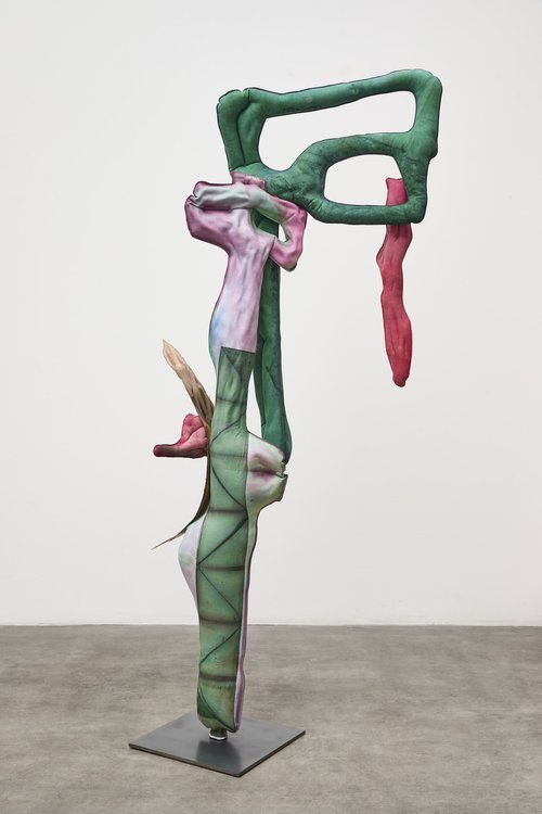 Amandine Guruceaga, My heart your tongue - Empathie, 2023, cuivre brûlé gravé, tissus, mousse, socle en acier, 150 x 70 x 20 cm, @Jc Lett