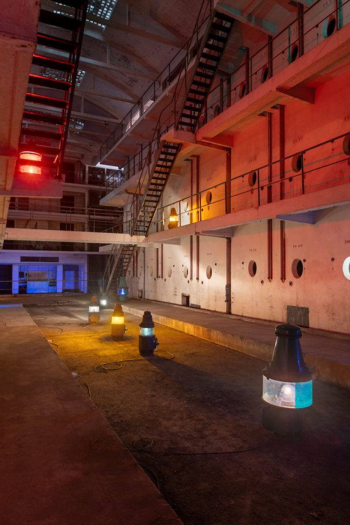 Jean-François Krebs, Guérit-tout, 2023, installation, et Restez-avec-nous, 2023, sculpture, Triennale Art & Industrie de Dunkerque. Photo : Martin Argyroglo