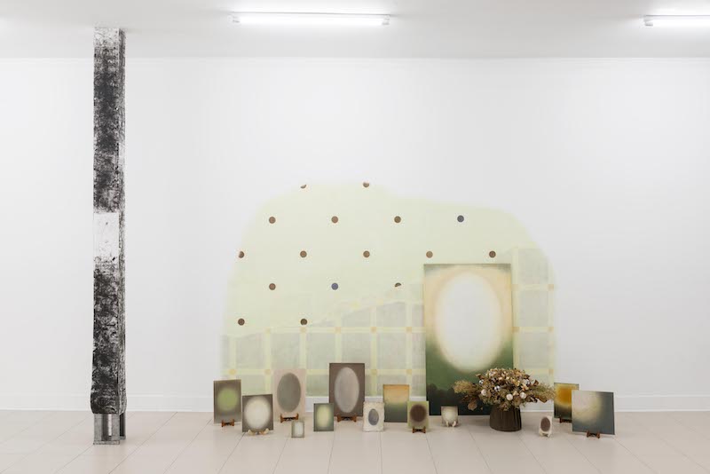 Rosanne Claes, Dream Kitsch: Installation of 13 Abstracts in Front of Mural with Bouquet,KOMPLOT, Brussels, photography by Lola Pertsowsky