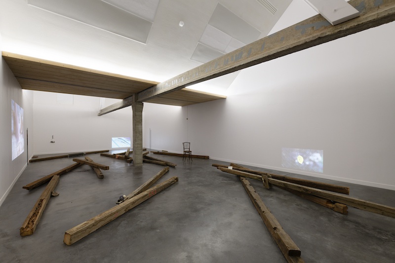 Marco Godinho,
Vue de l’exposition Un vent permanent à l’intérieur de nous,
Petite Galerie,
Courtesy des Tanneries – CACIN, Amilly,
© Photo Aurélien Mole