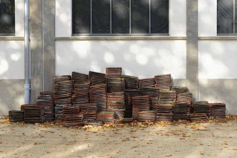 Marco Godinho, From place to place, step by step / De place en place, de proche en proche #1, 2019-2023
Exposition Un vent permanent à l’intérieur de nous,
Espace extérieur,
Courtesy des Tanneries – CACIN, Amilly,
© Photo Aurélien Mole