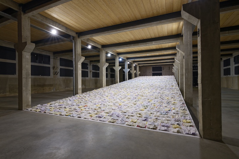 Marco Godinho, Written by Water, 2013-
Vue de l’exposition Un vent permanent à l’intérieur de nous,
Grande Halle,
Courtesy des Tanneries – CACIN, Amilly,
© Photo Aurélien Mole