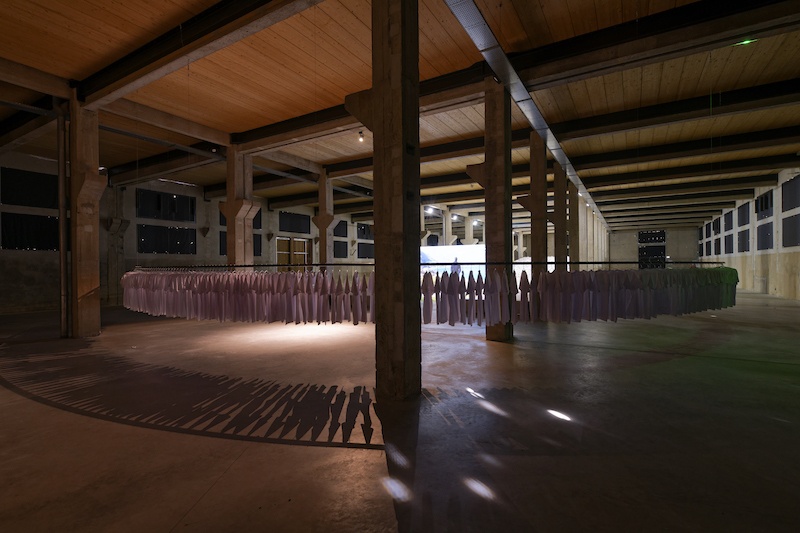 Marco Godinho
Vue de l’exposition Un vent permanent à l’intérieur de nous,
Grande Halle,
Courtesy des Tanneries – CACIN, Amilly,
© Photo Aurélien Mole