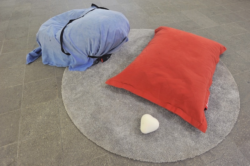 Veronika Olejárová: Fasten your seatbelts! Installation, 2023. Carpet, fatboys, winding mechanism for car seatbelts, plaster object. Photo: Pavel Petrov, OGV Jihlava.