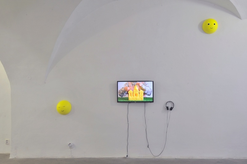 Minami Nishinaga: Holy crop!, videoinstallation, 2023. Polystyrene objects, paint, video. Photo: Pavel Petrov, OGV Jihlava.
