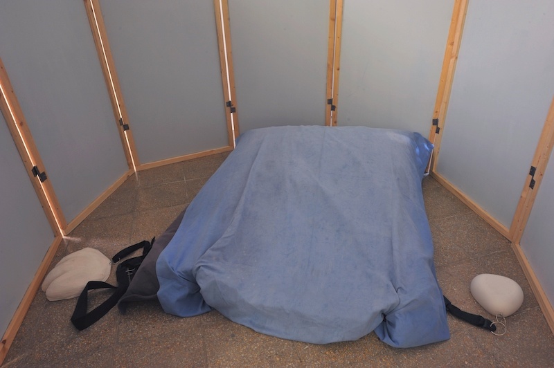 Veronika Olejárová: Fasten your seatbelts! Installation, 2023. Carpet, fatboys, winding mechanism for car seatbelts, plaster object. Photo: Pavel Petrov, OGV Jihlava.