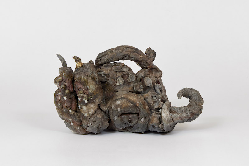 (5) Aaron Angell, Snail, 2023, Anagama natural ash, French & English inclusion bodies, Limoges porcelain, yohen, koge, kani-no-me. Lacquer repair, 17 x 30 x 11 cm, unique - Photographie Aurélien Mole