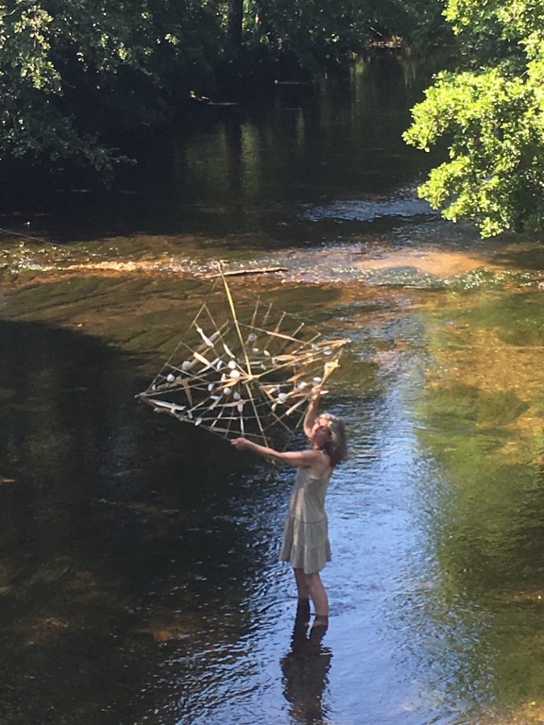 Emmanuelle Briat, « Iridescences multiples »
« Les arts dînent au vert » Rivière « Le Steir », Quimper (29)
Juillet à Septembre 2019