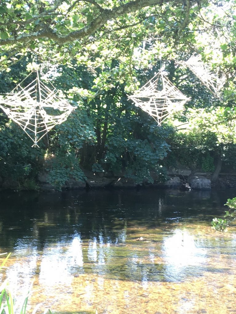 Emmanuelle Briat, « Iridescences multiples »
« Les arts dînent au vert » Rivière « Le Steir », Quimper (29)
Juillet à Septembre 2019