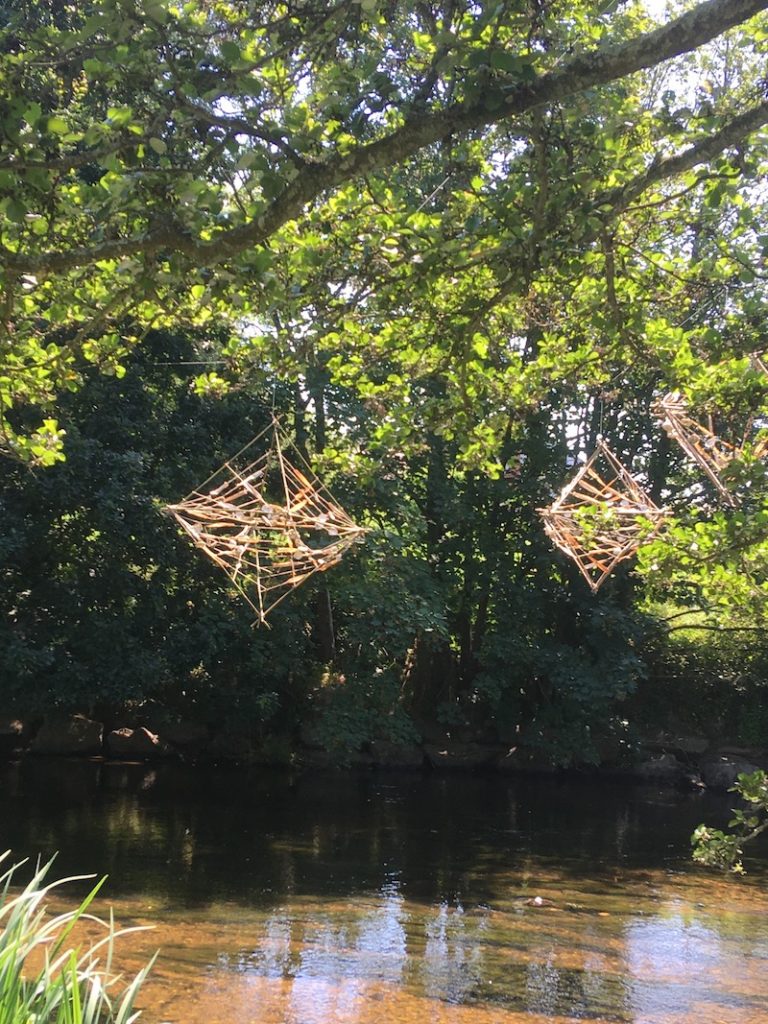 Emmanuelle Briat, « Iridescences multiples »
« Les arts dînent au vert » Rivière « Le Steir », Quimper (29)
Juillet à Septembre 2019