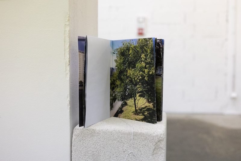Notes photographiques autour de la Porte de Bagnolet et de la Porte de Montreuil, Vincent Dalbera, Juin-Septembre 2023. Zine 19 x 13 cm Vue exposition Béton ruban, Sample, Bagnolet